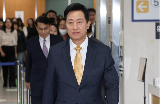 오세훈 서울시장이 2일 서울 서초구 서울고등법원에서 열리는 명태균 여론조사 의혹 사건 항소심 결심공판에 출석하는 모습. (연합뉴스)
