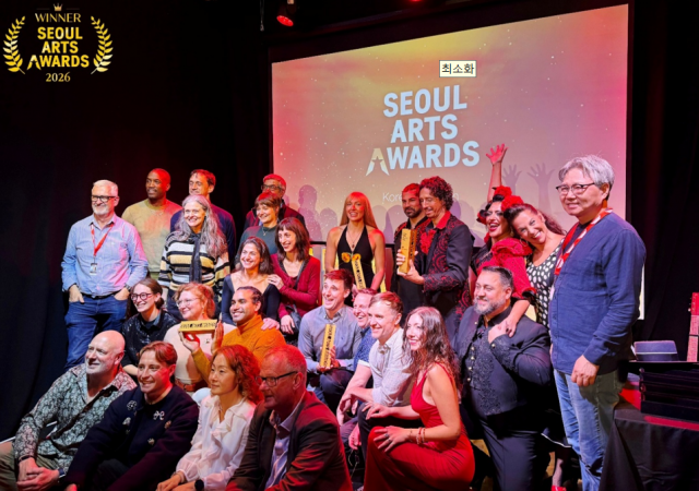 2026 서울아츠어워즈(Seoul Arts Awards) 수상자와 시상자가 기념 촬영을 하고 있다