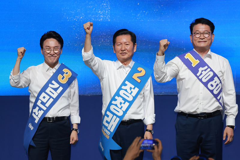 ▲ 더불어민주당 김민석·정청래·송영길 당 대표 후보가 15일 전남광주 나주시 나주종합스포츠파크 다목적체육관에서 열린 민주당 대표·최고위원 전남광주 합동연설회에 참석해 기념 촬영하고 있다. 연합뉴스