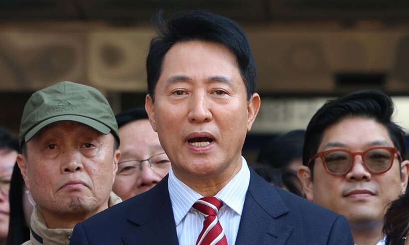 명태균 여론조사 비용 대납 의혹으로 재판에 넘겨진 오세훈 서울시장이 23일 오후 서울 서초구 서울고법에서 열린 정치자금법 위반 혐의 항소심 선고기일에서 무죄 판결을 받고 관련 입장을 밝히고 있다. 최현수 기자 emd