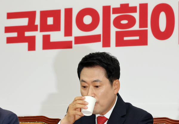 국민의힘 장동혁 대표가 11일 국회에서 열린 최고위원회의에서 물을 마시고 있다. 연합뉴스