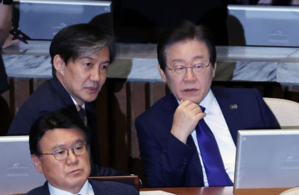 이재명(오른쪽) 대통령과 조국 조국혁신당 혁신정책연구원장. 뉴시스