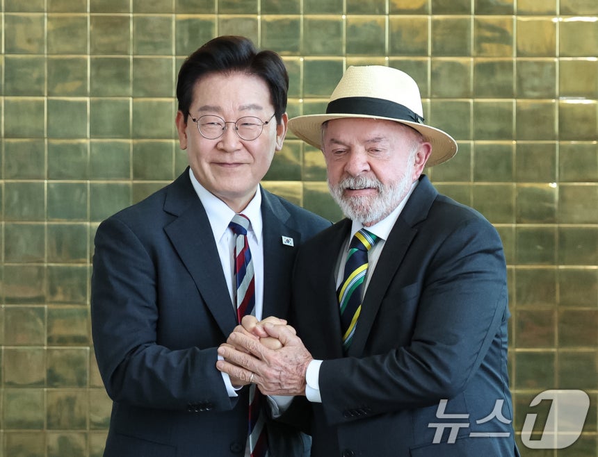 이재명 대통령과 루이스 이나시우 룰라 다 시우바 브라질 대통령이 27일(현지시간) 브라질 대통령관저에서 공동언론발표를 마친 후 인사하고 있다. 2026.7.28 ⓒ 뉴스1 허경 기자