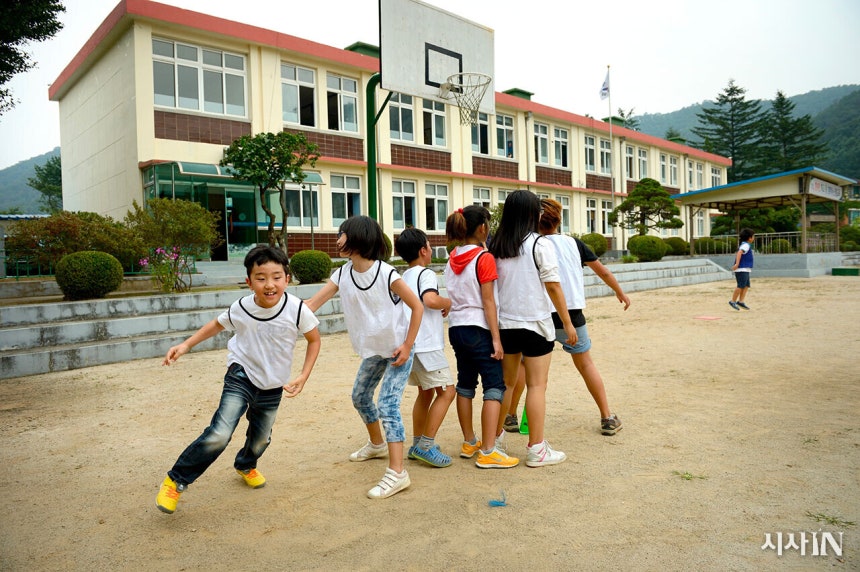 농촌 지역의 한 작은 초등학교. 학생들이 운동장에서 체육 활동을 하고 있다. ​ ©시사IN 조남진