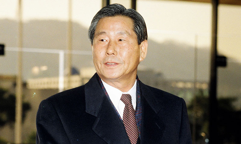 정호용 전 국방부장관이 2026년 9월13일 오전 사망한 것으로 확인됐다. 사진은 당시 국회의원이던 정 전 장관이 1996년 1월9일 5·18민주화운동 관련한 검찰 조사를 받기 위해 서울지검으로 출석하는 모습 ⓒ연합