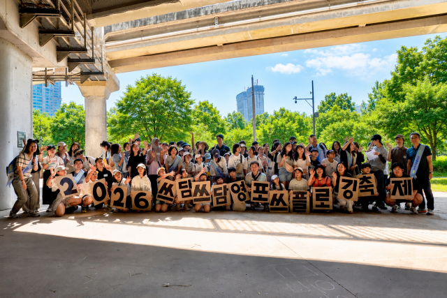 청소년들과 학부모, 교사들이 푸른 하늘을 보며 인사를 하고있다
