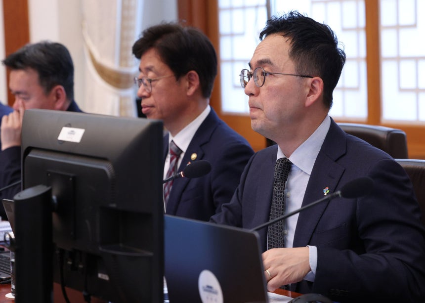 구자현 검찰총장 직무대행이 2일 청와대에서 열린 국무회의 겸 비상경제점검회의에서 업무보고를 마친 뒤 이재명 대통령 발언을 듣고 있다. 연합뉴스