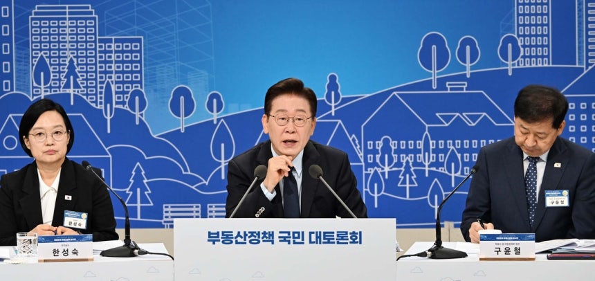 이재명 대통령이 23일 서울 여의도 KBS에서 열린 부동산정책 국민 대토론회에서 질문에 답하고 있다. 2026.07.23. 청와대사진기자단