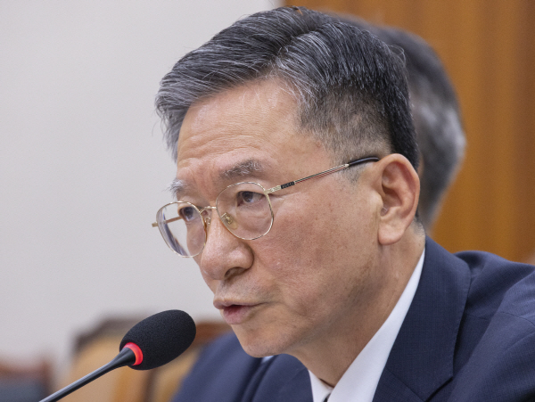 정성호 법무부 장관이 22일 국회에서 현안 질의를 위해 열린 법제사법위원회 전체 회의에 출석해 의원 질의에 답하고 있다. 연합뉴스