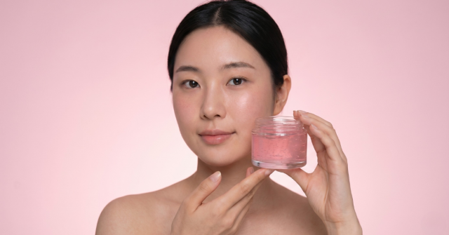 Kara RFusion Pro 콜라겐 전도 젤 이미지. EMS 전도율, RF 글라이딩, 피부 편안함, 얼굴 탄력, 턱선 윤곽, 리프팅 효과를 지원하며, 매끄럽고 탄탄하며 빛나는 피부를 위한 한국식 홈케어 스킨케어 루틴을 보여준다