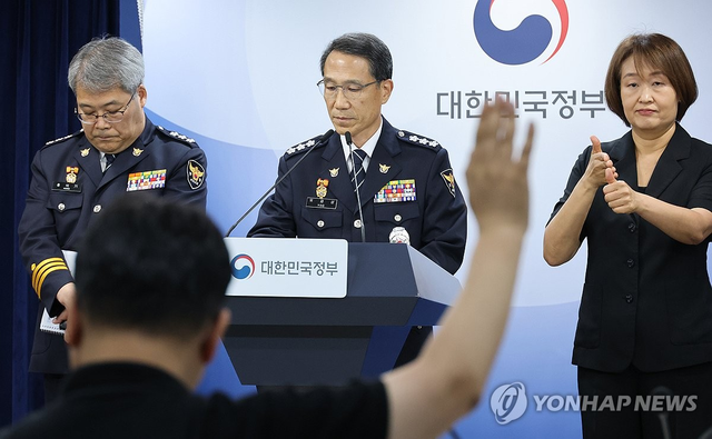 유재성(가운데) 경찰청장 직무대행이 지난 16일 서울 종로구 정부서울청사에서 열린 경찰 수사 내부비리 근절 및 민주적 통제 강화 관련, 윤호중 행정안전부 장관 대국민 담화문 발표가 끝난 뒤 기자들의 질문을 받고 있다