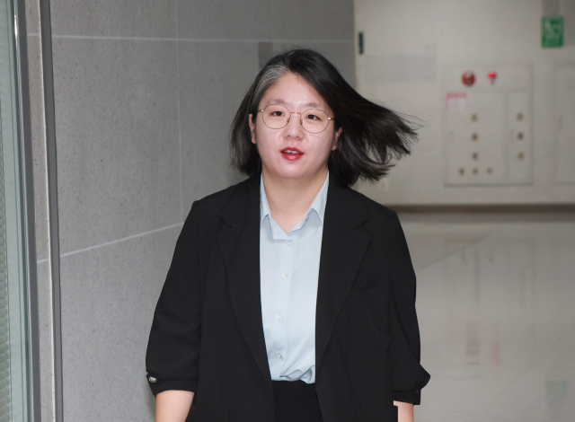 성평등가족부 장관 후보자인 기본소득당 용혜인 원내대표가 31일 국회 의원회관 자신의 사무실로 출근하고 있다. 연합뉴스