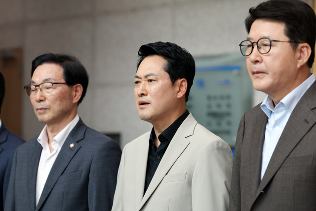 ◇국민의힘 장동혁 대표가 9일 오후 광주경찰청에서 김영근 청장과의 면담이 이뤄지지 않자 항의하고 있다. 당초 예정된 한성숙 신임 국무총리와의 회동을 취소한 장 대표는 '장윤기 사건'을 둘러싸고 제기되는 의혹에 대해