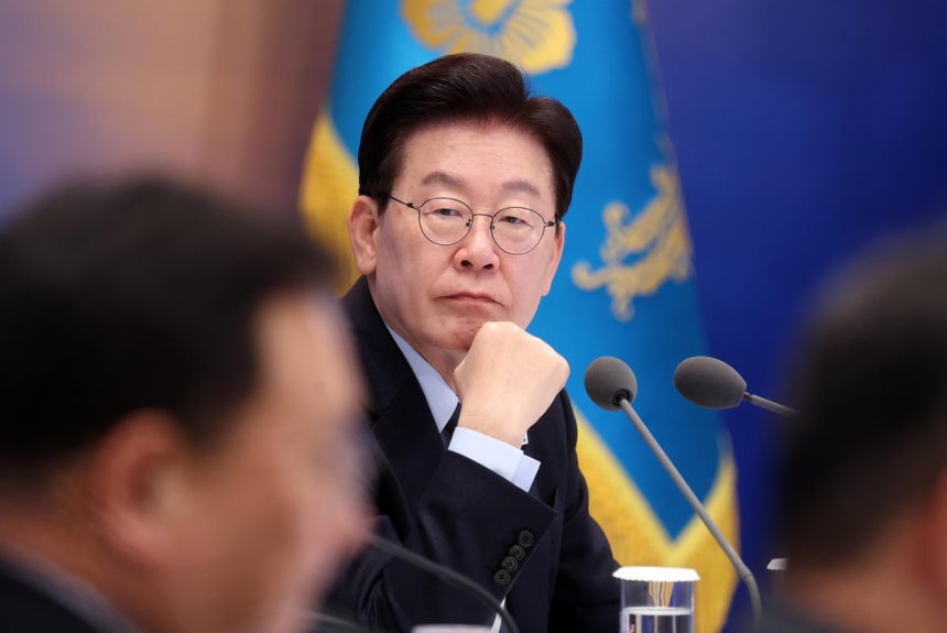 이재명 대통령이 23일 청와대 영빈관에서 열린 규제합리화위원회 제2차 전체회의에서 참석자의 발언을 듣고 있다. 사진=뉴시스