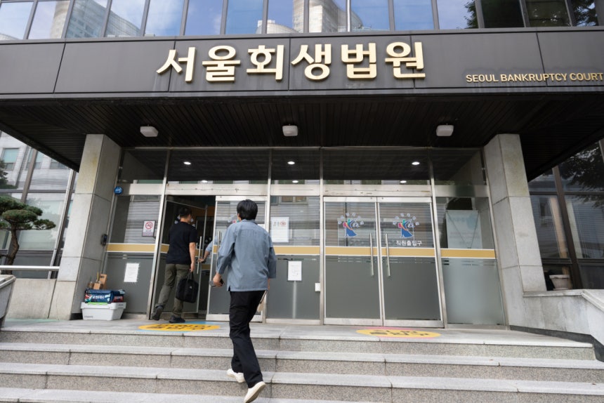 서울회생법원으로 민원인들이 들어가고 있다. 회생법원은 지난 26일 서울 서초구 법원종합청사를 떠나 강남구 도곡동 새 청사로 옮겼다./뉴스1