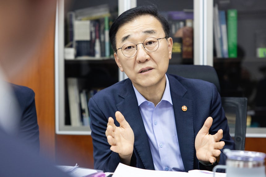 김윤덕 국토교통부 장관이 23일 서울 여의도 국회 의원회관에서 송현종 SK하이닉스 사장을 만나 호남권 반도체 투자의 조기 실행을 위한 국가산단 조성 등 민관 협력방안을 논의하고 있다. / 국토교통부 제공. 