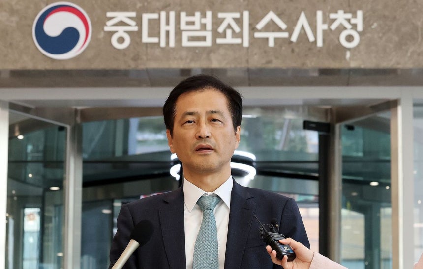 이태한 선관위 특별검사가 23일 오후 서울 중구 중대범죄수사청을 찾아 취재진의 질문에 답하고 있다. 뉴스1