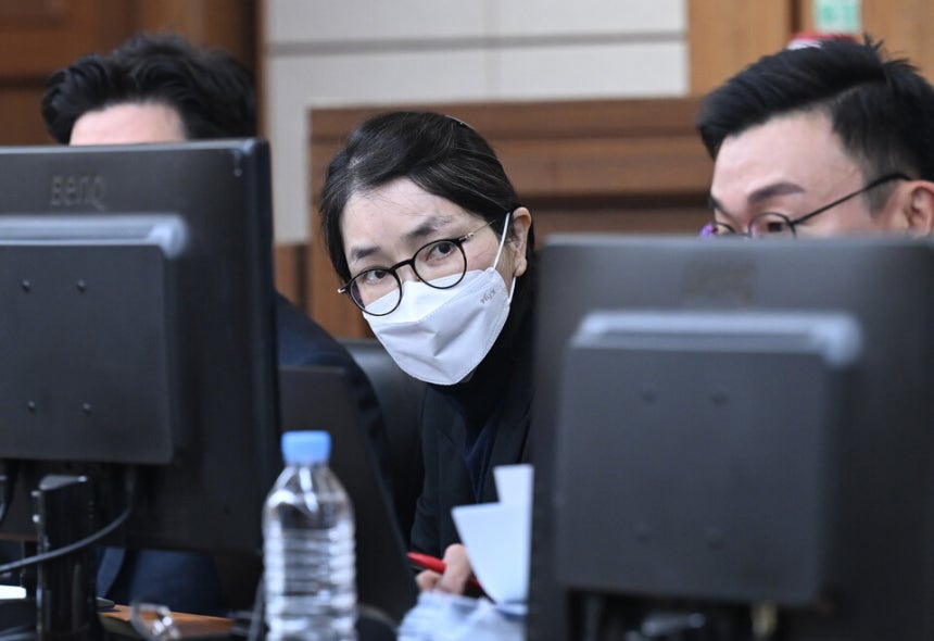 도이치모터스 주가조작과 명태균 공천개입, 통일교 청탁·뇌물 수수 의혹 혐의 등으로 구속기소 된 김건희 여사가 3일 서울 서초구 서울중앙지방법원에서 열린 자본시장법 위반 혐의 결심 공판에 출석해 있다. ⓒ연합뉴스
