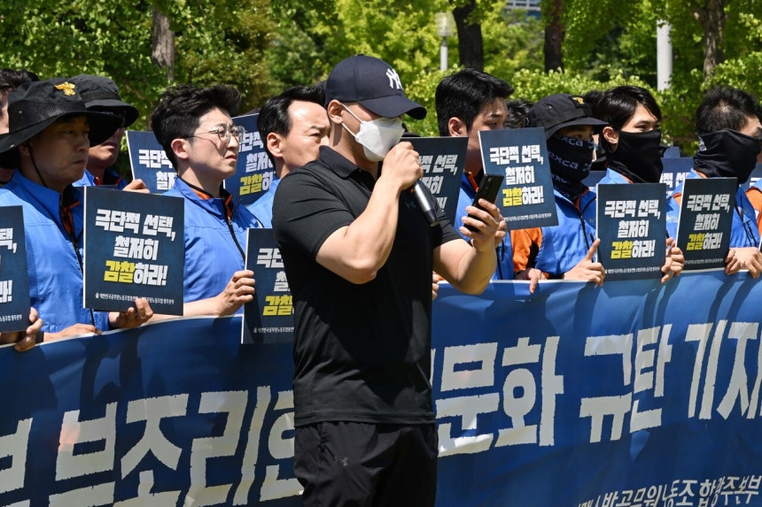 지난 6월 광주시청 앞에서 대한민국공무원노동조합총연맹 소방공무원노동조합이 '광주소방본부 부조리 조직문화 타파와 고(故) 소방공무원 사망사건 진상규명'을 촉구하는 기자회견을 연 가운데 숨진 여성 소방공무원 약혼자가 발