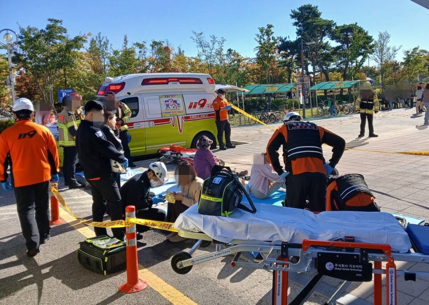 22일 오전 9시 7분께 인천시 서해구 청라동 청라복합문화센터에서 호신용 가스총이 폭발해 소방 당국이 임시의료소를 운영해 부상자들을 치료하고 있다. 인천소방본부 제공